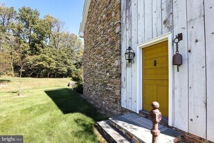 375 Pineville Rd in Newtown, PA - Building Photo