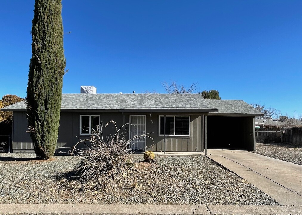 1081 E Beech Cir in Cottonwood, AZ - Foto de edificio