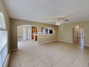 30500 Birdhouse Dr in Wesley Chapel, FL - Foto de edificio - Building Photo