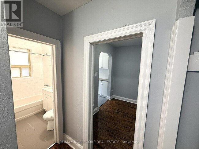 1377 Bayview Ave in Toronto, ON - Building Photo - Building Photo