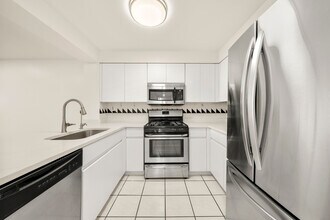 303 Williams Ct in Edgewater, NJ - Building Photo - Building Photo