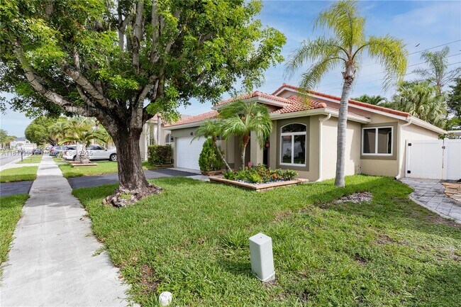46 Gables Blvd in Weston, FL - Building Photo - Building Photo