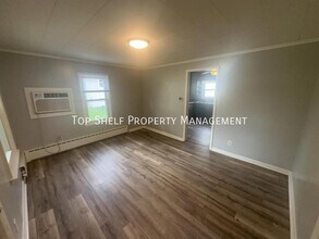 1221 E 27th Ct in Des Moines, IA - Building Photo - Building Photo