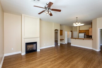Jasmine Parke in Bakersfield, CA - Building Photo - Interior Photo