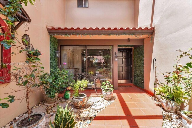 3505 Torremolinos Ave in Doral, FL - Foto de edificio - Building Photo