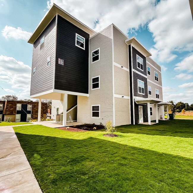 Fire Side District in Stephenville, TX - Foto de edificio - Building Photo