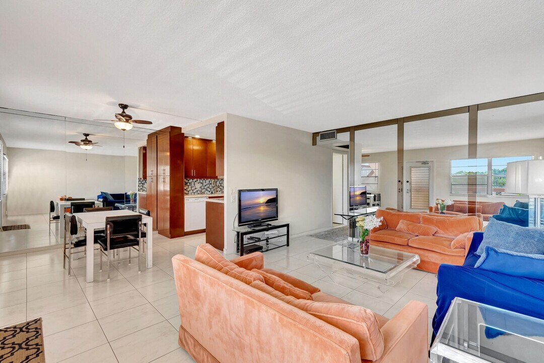 2002 Cornwall Dr in Boca Raton, FL - Building Photo