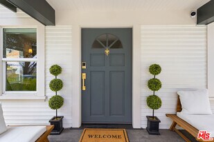 725 N Harvard Blvd in Los Angeles, CA - Building Photo