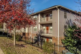 The Cedars at Wellington Lake in Little Rock, AR - Foto de edificio - Building Photo