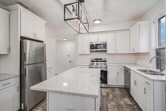 302 Stuart Ave, Unit Apt 3 in Kalamazoo, MI - Building Photo - Building Photo
