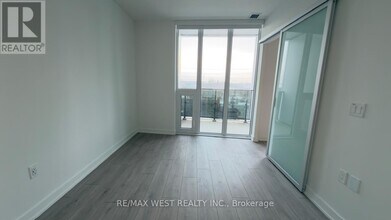 1 Fairview Rd E in Mississauga, ON - Building Photo - Building Photo