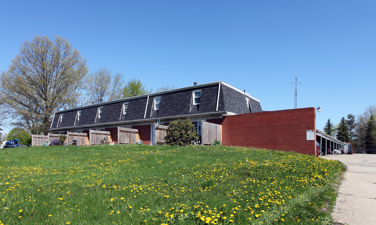 Terrace View Estates in Canton, OH - Building Photo