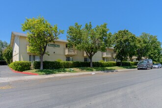 Walnutwood Apartments in Woodland, CA - Foto de edificio - Building Photo