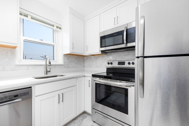 Signal View Apartments in Wethersfield, CT - Foto de edificio - Building Photo