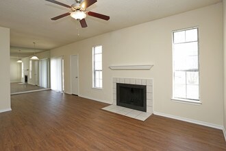 Oak Tree Condominiums in Carrollton, TX - Foto de edificio - Interior Photo