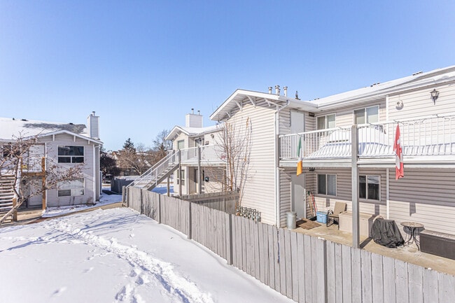 Huntington Court Coachhomes in Edmonton, AB - Building Photo - Building Photo