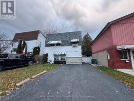 24 Grand River Ct in Brampton, ON - Building Photo