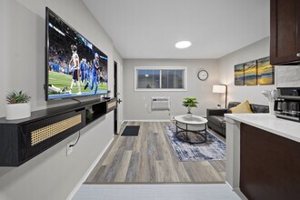 Woodward Heights Place in Hazel Park, MI - Foto de edificio - Building Photo