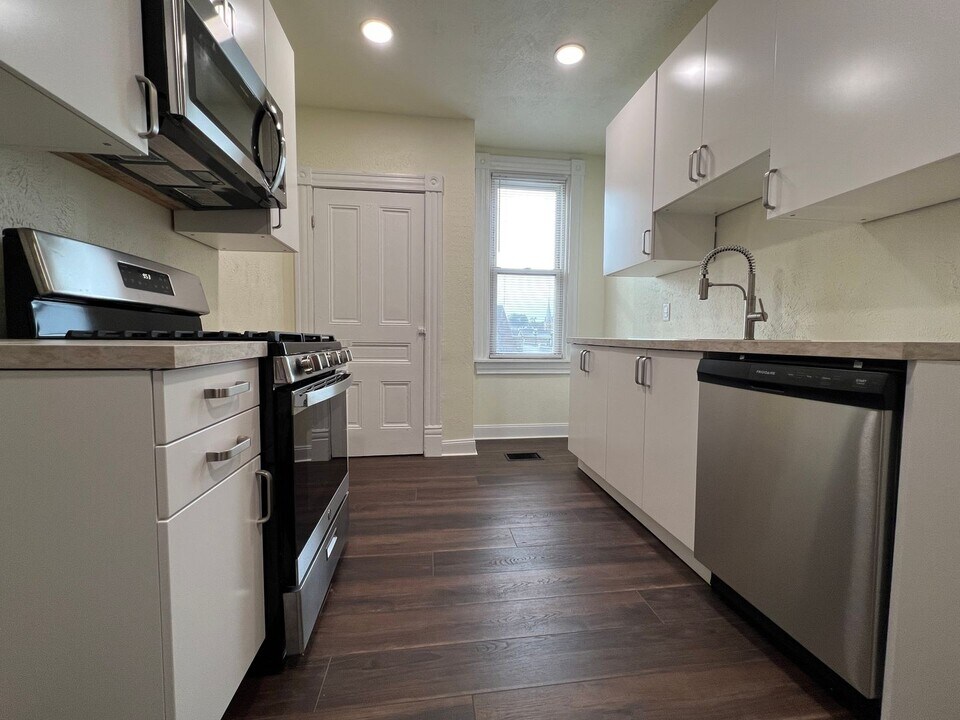 832 Excelsior St in Pittsburgh, PA - Building Photo