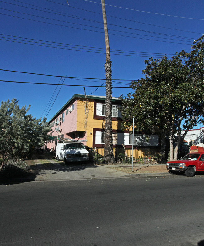 Royal Capri Apartment in Los Angeles, CA - Foto de edificio - Building Photo