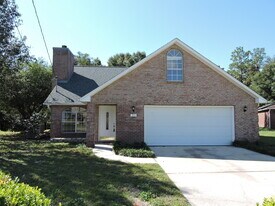 213 Southgate Dr in Crestview, FL - Building Photo
