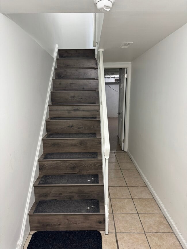 66 Suburban Ln in Upper Darby, PA - Foto de edificio - Building Photo