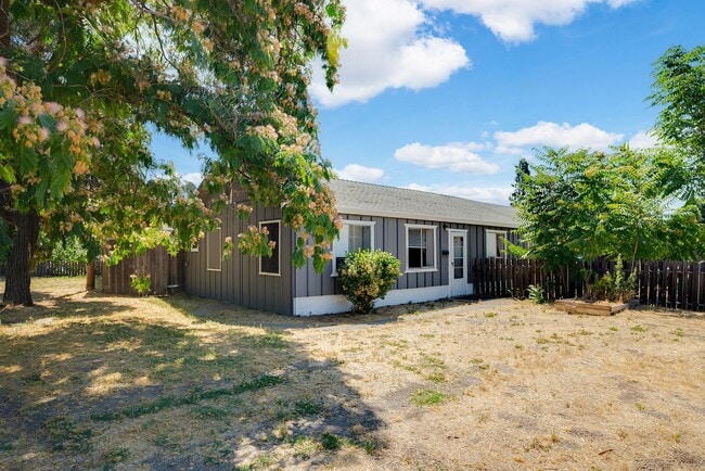 7701 Molinos Ave in Los Molinos, CA - Building Photo - Building Photo