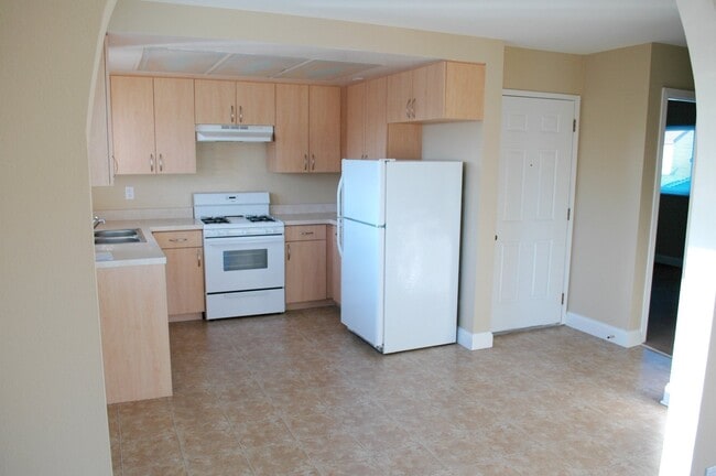 951 W Summerland Ave in Los Angeles, CA - Building Photo - Building Photo