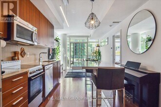 105 George St in Toronto, ON - Building Photo - Building Photo