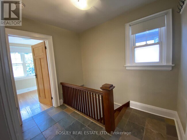 33 Lorindale Ave in Toronto, ON - Building Photo - Building Photo