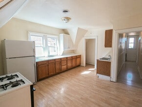 1324 W Holt Ave, Unit 1324A Upper in Milwaukee, WI - Foto de edificio - Building Photo