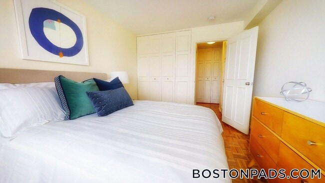 175 Freeman St, Unit 201 in Brookline, MA - Foto de edificio - Building Photo