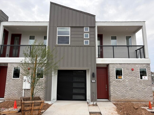 property at 1015 E Pasadena Ave