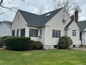 100 Grant St in Centerport, NY - Building Photo - Building Photo