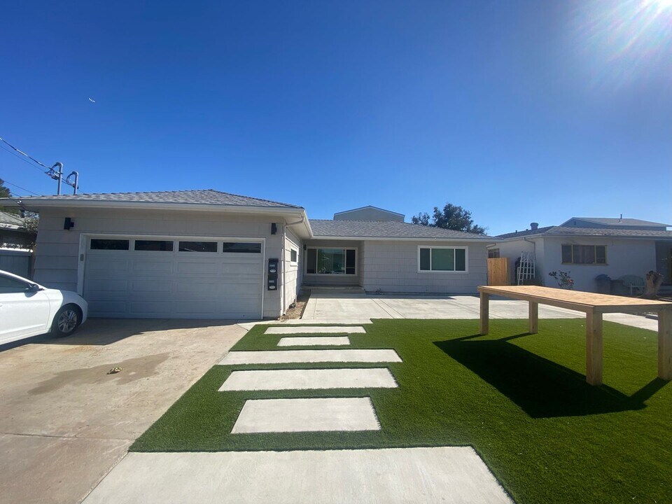 5333 E Falls View Dr in San Diego, CA - Building Photo