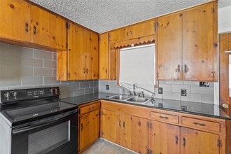 1214 Oak St in Burnet, TX - Foto de edificio - Building Photo