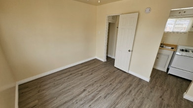 13453 1/4 Filmore St in Los Angeles, CA - Building Photo - Building Photo