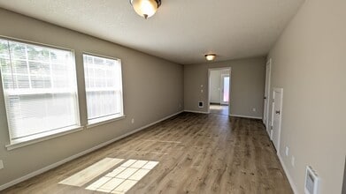 2825 Pacific Ave in Forest Grove, OR - Building Photo - Building Photo