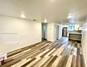 2470 NW 55th St in Miami, FL - Building Photo - Building Photo