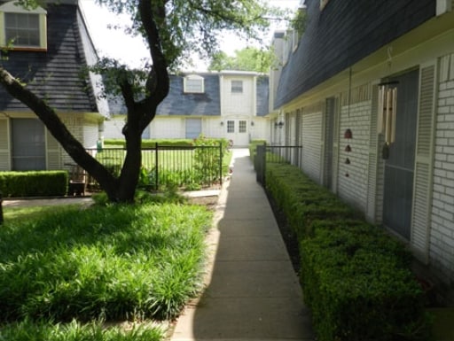 French Quarter Apartments in Waco, TX - Foto de edificio - Building Photo