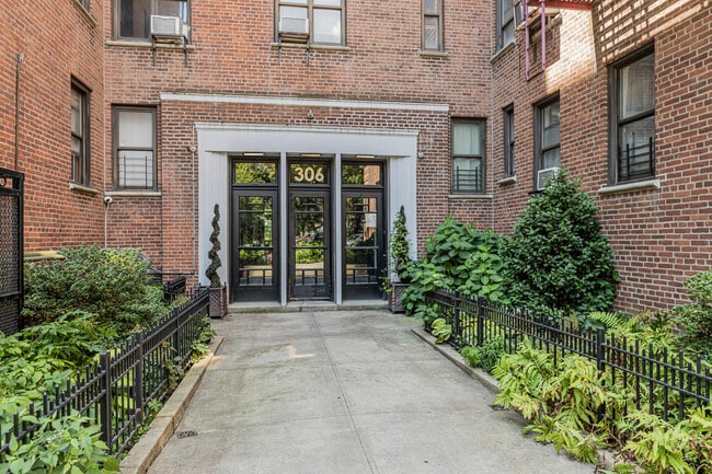 306 E Mosholu Pky S, Unit 1D in Bronx, NY - Foto de edificio - Building Photo