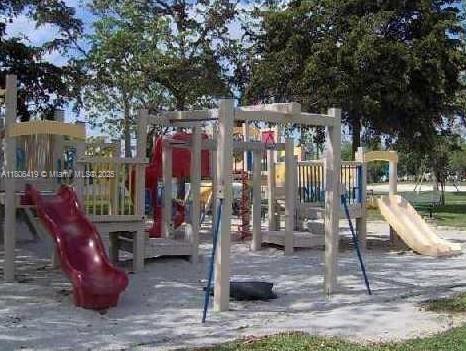 18965 NW 62nd Ave in Hialeah, FL - Building Photo