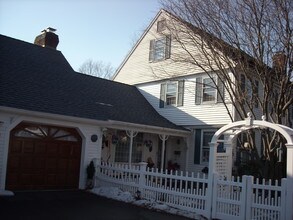 170 Mill Plain Rd, Unit Apt in Branford, CT - Foto de edificio - Building Photo