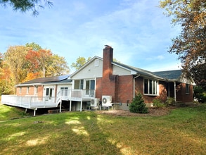 39 Jackson St in Avon, CT - Building Photo - Building Photo