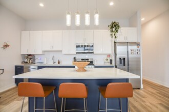 2402 W Carmen Ave in Chicago, IL - Foto de edificio - Building Photo