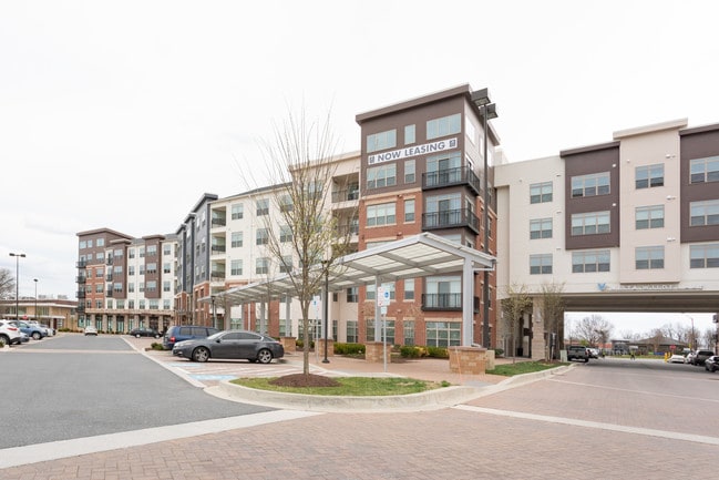 Welcome to Vista Wilde Lake! in Columbia, MD - Foto de edificio - Building Photo