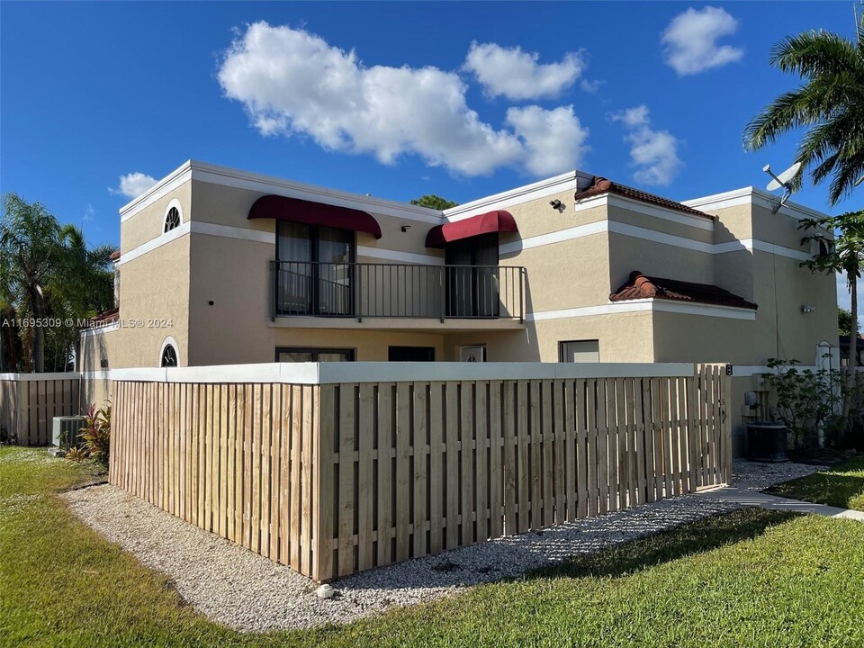 3765 Village Dr in Delray Beach, FL - Building Photo