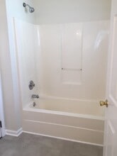 210 Connecticut Ave in Greer, SC - Foto de edificio - Building Photo