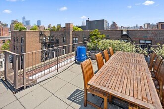 223 W 10th St in New York, NY - Building Photo - Building Photo