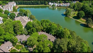 106 Lake Hollow Cir in Cary, NC - Foto de edificio - Building Photo